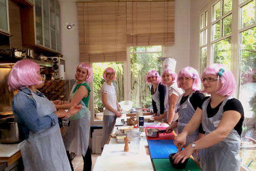 EVJF original cours de cuisine en rose chez GuestCooking EVJF original cours de cuisine en rose chez GuestCooking